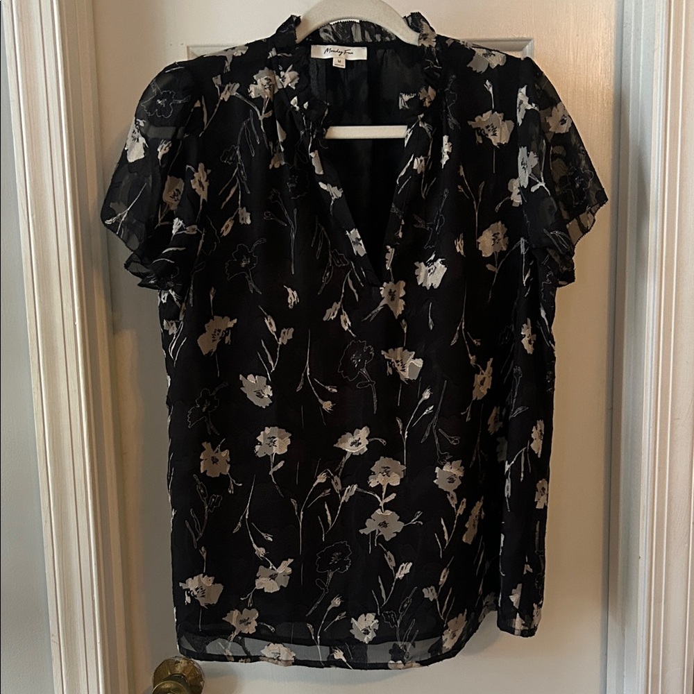 Monday Fun Stitchfix Hazel split neck floral Flut… - image 1